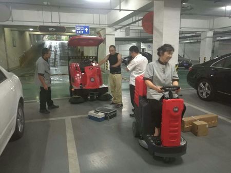 物業(yè)保潔公司購買2055BT駕駛式洗地機和1400E駕駛式掃地機