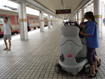 火車站駕駛式自動洗地機(jī)